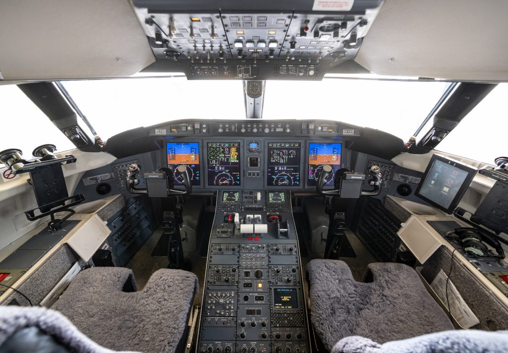 Challenger 605 For Sale flight deck